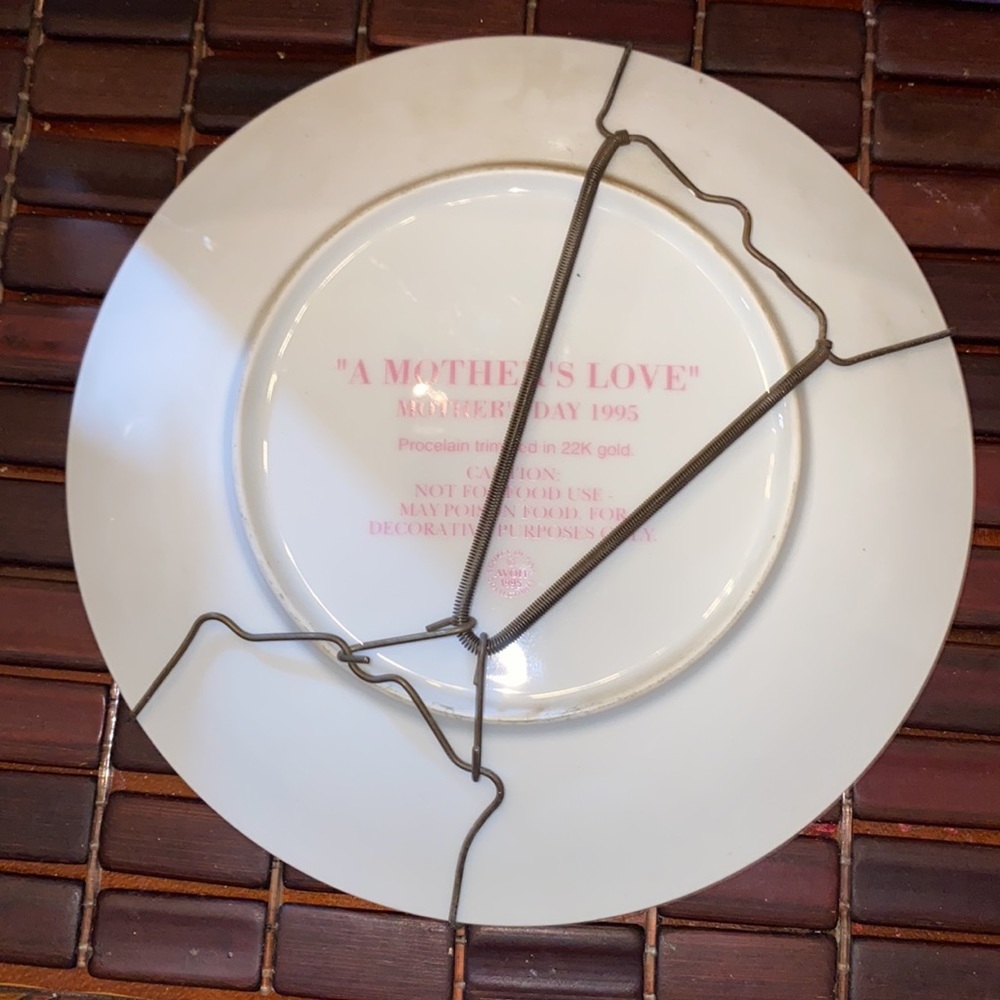 Bx47 A Mothers Love 1995 Avon porcelain trimmed in 22k gold - Picture 2 of 4